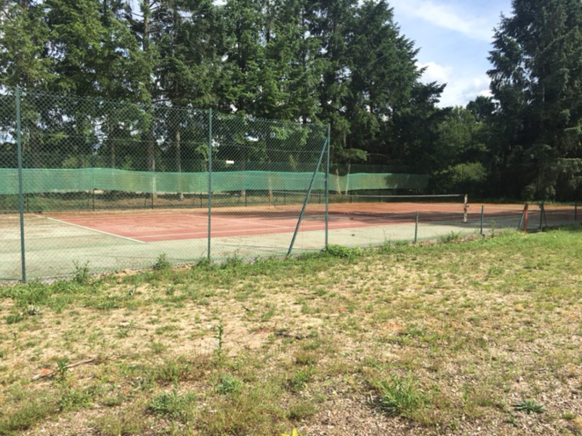 cours de tennis du domaine